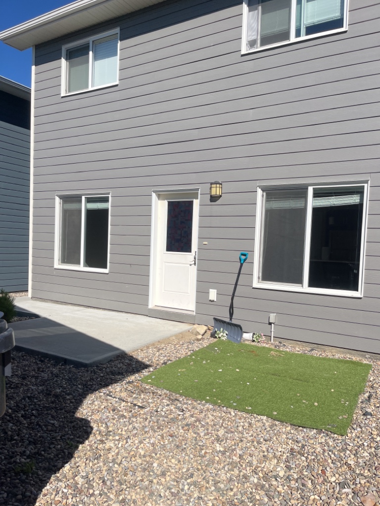 2-94 Sunridge Blvd W