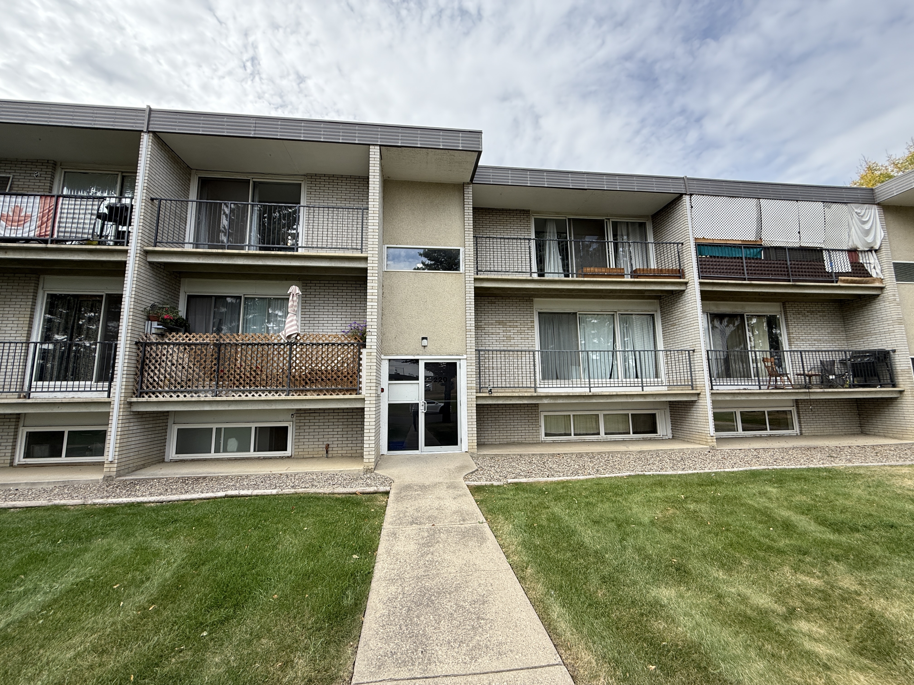 5-220 Mayor Magrath Drive N